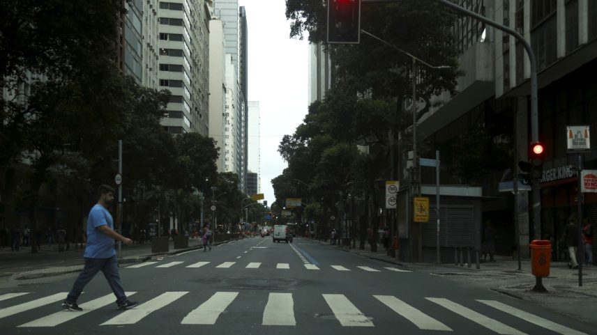A movimentada Avenida Rio Branco, quase vazia no começo da manhã (Foto: Fabiano Rocha)