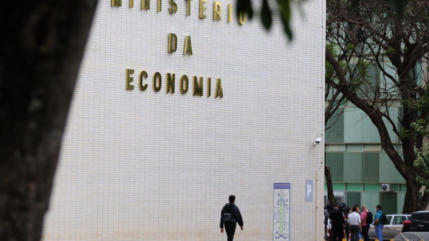 Orçamento apertado: com frustração de receitas, governo já congelou R$ 31,3 bilhões do Orçamento este ano e conta pode aumentar (Foto: Jorge William/Agência O Globo)