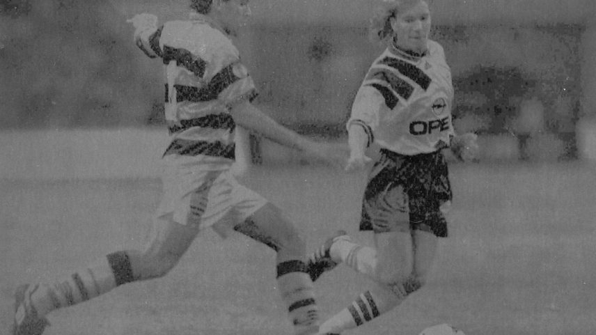 Lateral Marcos Adriano, do Flamengo, em ação na final do Torneio Internacional de Kuala Lumpur, contra o Bayern de Munique, em 1994 (Foto: AFP)