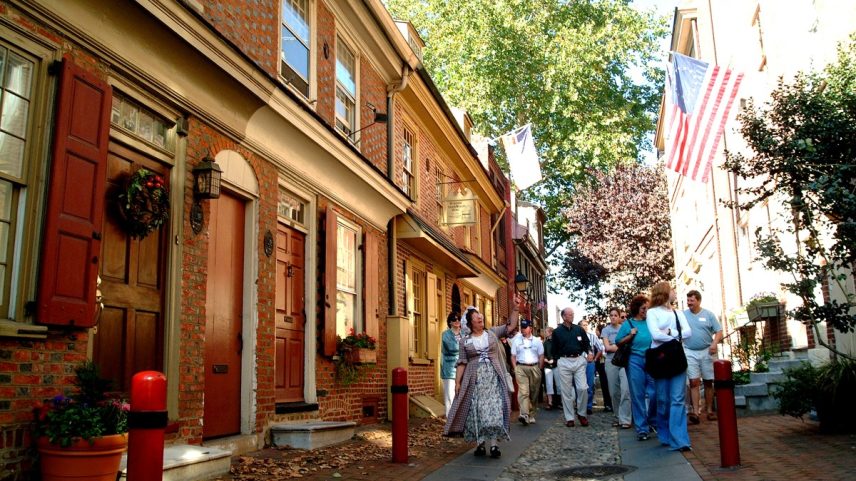 Um tour pela Elfreth’s Alley, a mais antiga rua habitada dos EUA, na Filadélfia: a cidade receberá grandes eventos em 2026, como a Copa do Mundo e o 250º aniversário da independência do país (Foto: Edward Savaria Jr./PHLCVB)