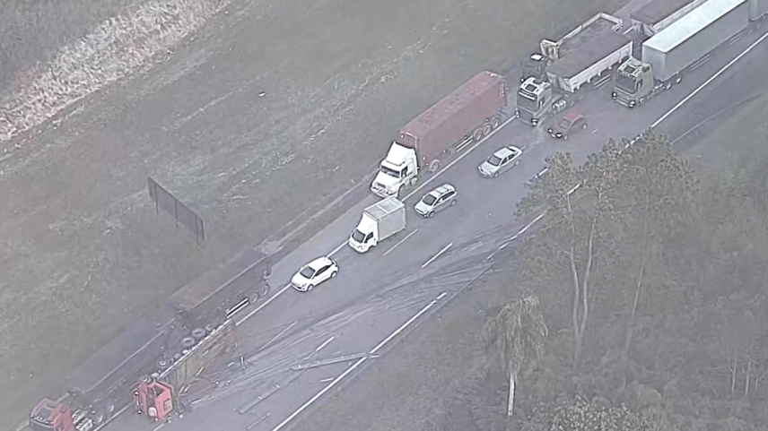Caminhão carregado de ferro tombou no Rodoanel nesta manhã (Foto: Reprodução/TV Globo)