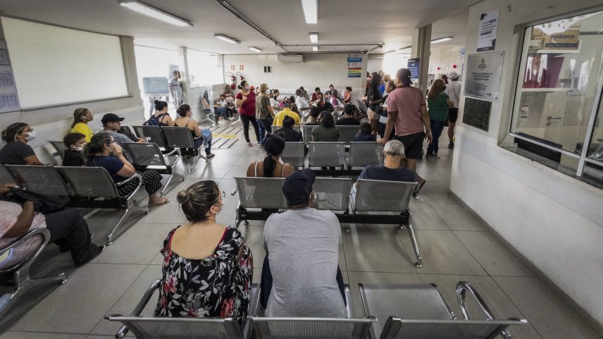 Pacientes aguardam atendimento na AMA/UBS Parque Anhanguera, na zona norte de São Paulo; relatório destaca que parcela expressiva das unidades necessita de reforma ou ampliação (Foto: Bruno Santos - 4.abr.2024/Folhapress)