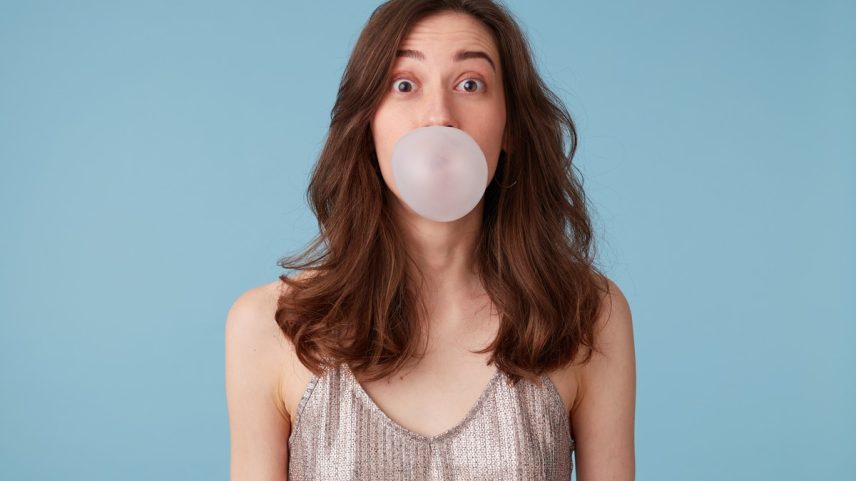 Engolir chiclete faz mal? Especialista responde (Foto: Freepik)