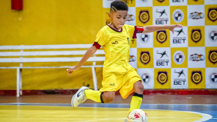 Isaac, com apenas 6 anos, treina no Madureira e sonha em vestir a camisa da seleção (Foto: Divulgação/Breno Mattos)