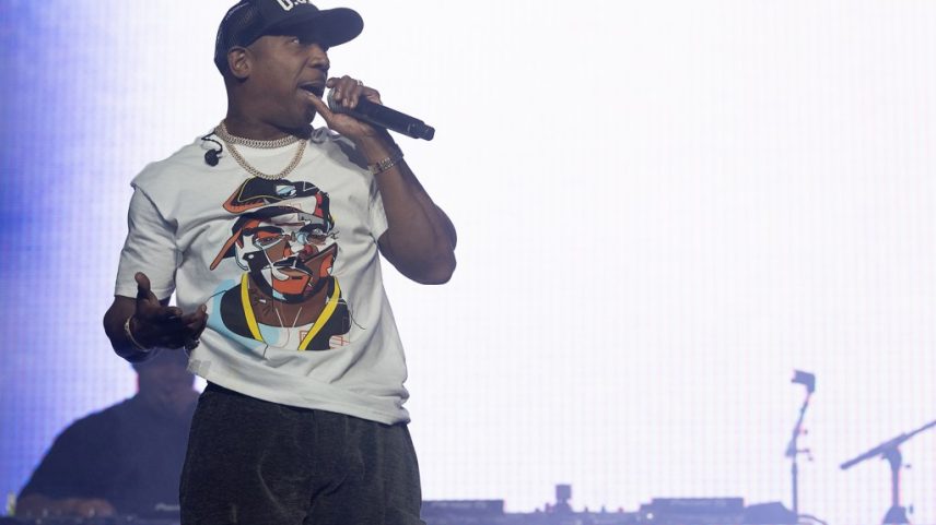 Ja Rule zombou de seu antigo inimigo 50 Cent após um vídeo circular supostamente mostrando uma baixa presença de público em um show do líder do G-Unit. (Foto: Reprodução)