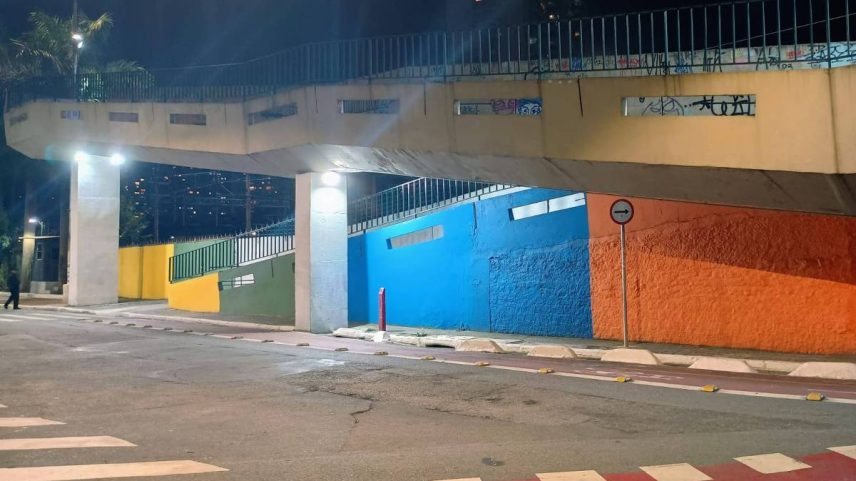 Passarela onde homem foi agredido passa sobre linha da CPTM entre as estações Júlio Prestes e Barra Funda (Foto: Paulo Eduardo Dias/Folhapress)