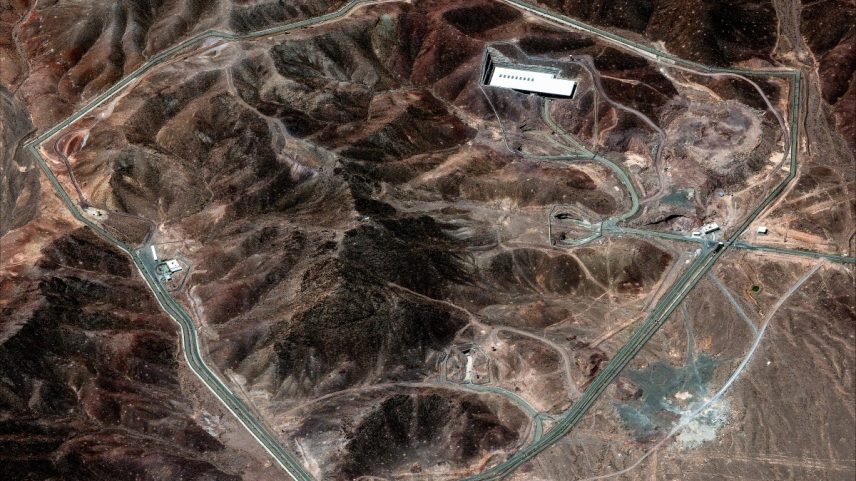 Vista aérea da instalação nuclear de Fordow, no Irã, antes do ataque deste sábado (Foto: Maxar Technologies / AFP)