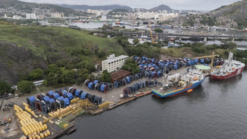 Instalações do estaleiro Mac Laren, que hoje opera como base de apoio para a indústria petrolífera, em Niterói (RJ). (Foto: Eduardo Anizelli/Folhapress)