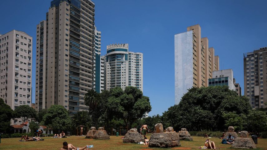 Pessoas aproveitam dia de folga no parque Augusta, no centro de São Paulo, dia da Proclamação da República (Foto: Zanone Fraissat - 15.nov.11/Folhapress)