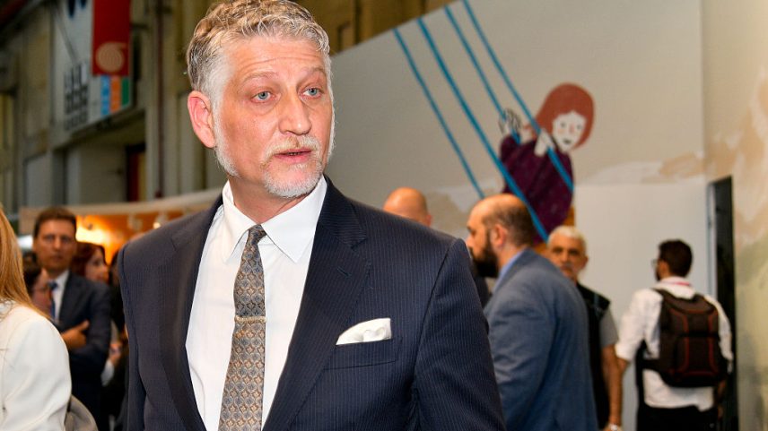Alessandro Giuli, Ministro da Cultura, visita os estandes da Feira do Livro de Turim durante a Feira do Livro de Turim 2025 no Centro Congressi Lingotto em 15 de maio de 2025, em Turim, Itália. (Foto: Stefano Guidi/Getty Images)