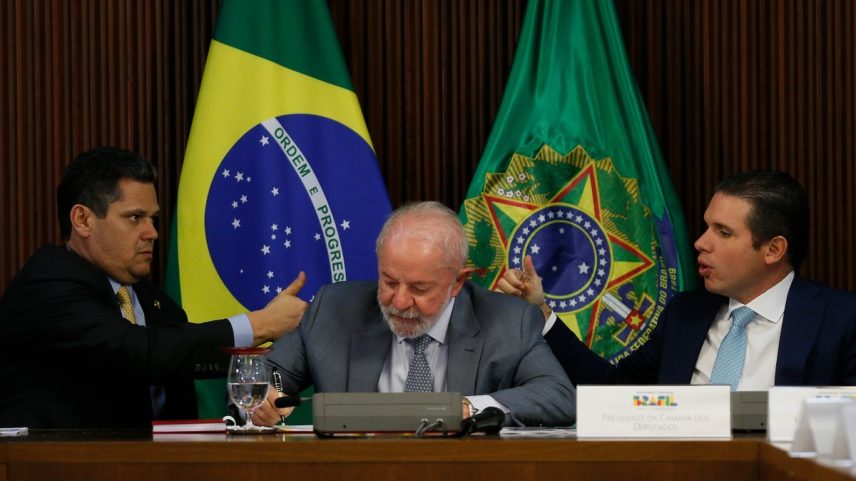 Lula assina medida provisória (MP) do setor elétrico ao lado dos presidentes do Senado, Davi Alcolumbre (União Brasil-AP), e da Câmara, Hugo Motta (Republicanos-PB) (Foto: Cristiano Mariz/Agência O Globo)