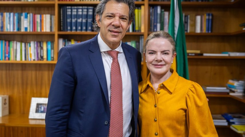 Ministro da Fazenda, Fernando Haddad, e ministra das Relações Institucionais, Gleisi Hoffmann; — Foto: Diogo Zacarias/MF