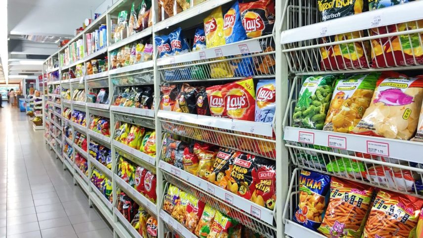 Rótulos hoje exibem avisos sobre gorduras e sódio, mas informações sobre aditivos são escassas — Foto: PxHere