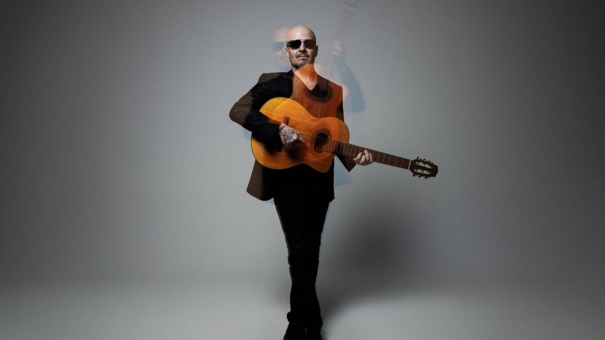 Sérgio Britto, dos Titãs, em ensaio de seu sexto disco solo, 'Mango Dragon Fruit' (Foto: Pedro Dimitrov/Divulgação)