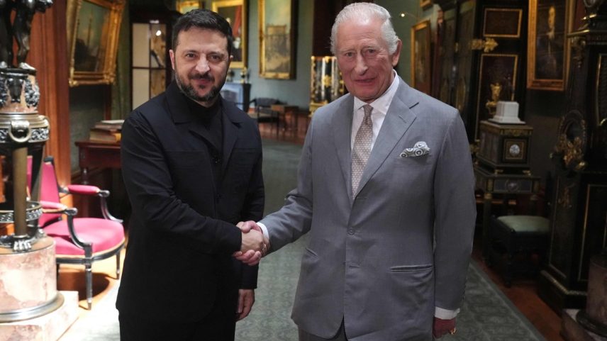 O presidente da Ucrânia, Volodymyr Zelensky, é recebido pelo rei Charles III no Palácio de Windsor (Foto: Jonathan Brady/AFP)