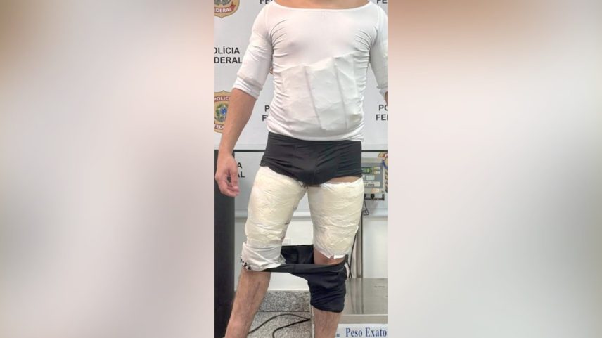 O homem tentou embarcar com pacotes de cocaína presos ao corpo (Foto: Receita Federal/Divulgação)