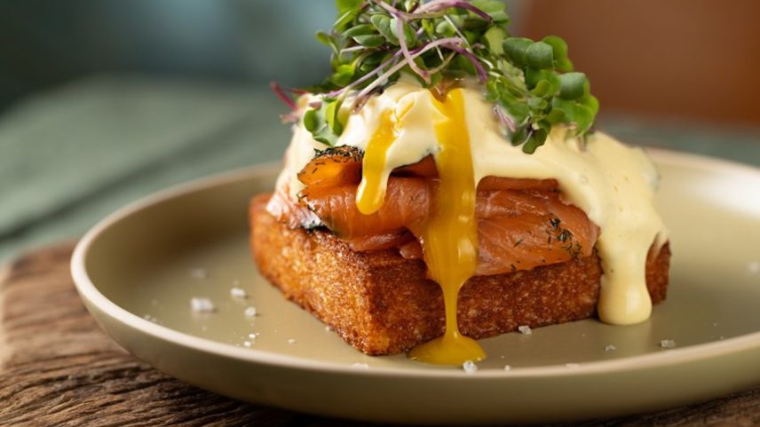 Beneditino de salmão gravlax com molho hollandaise do Guimas Bar & Brunch (Foto: Rodrigo Azevedo)