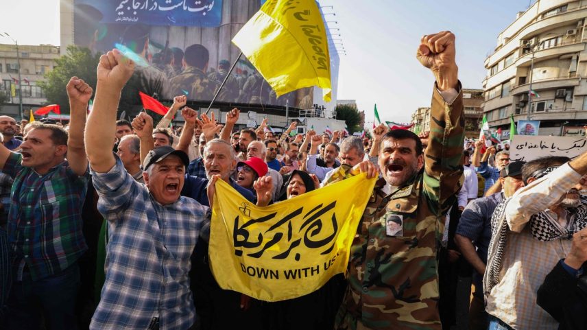 Iranianos com bandeiras contra Israel e EUA durante protesto em Teerã (Foto: ATTA KENARE / AFP)
