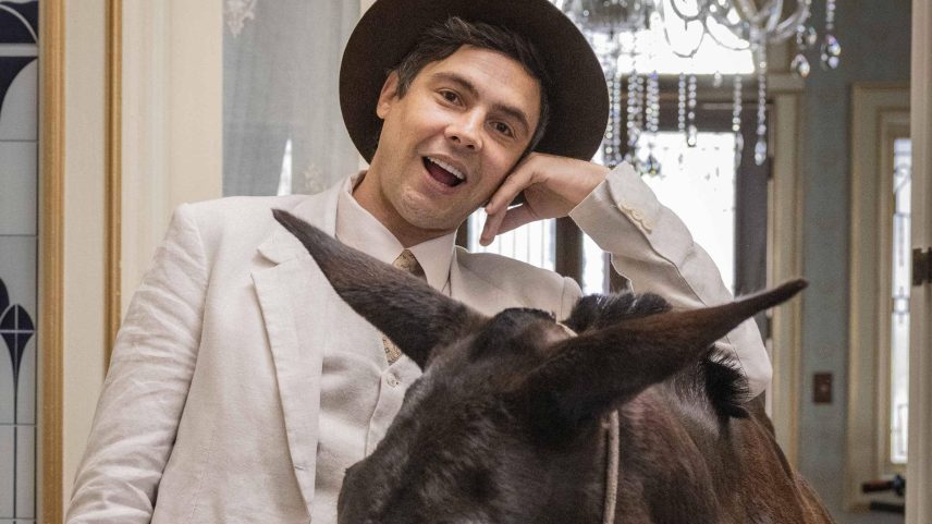 Sergio Guizé como Candinho em 'Êta Mundo Melhor': primeiro capítulo não tem hora para começar na segunda (30) (Foto: Fabio Rocha/TVGlobo/Fábio Rocha/Globo)