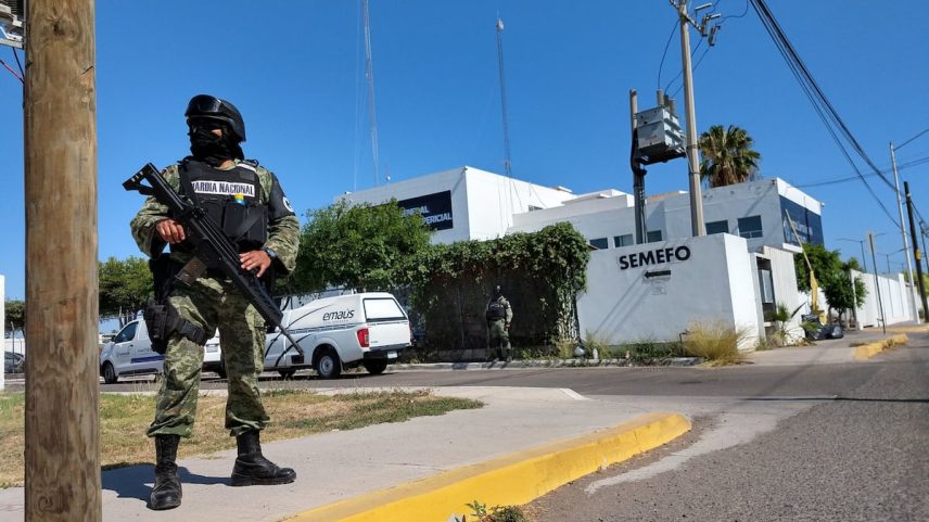 Elemento da Guarda Nacional resguarda as instalações do Serviço Médico Forense, em Culiacán. (Foto: Juan Carlos Cruz/Cuartoscuro)