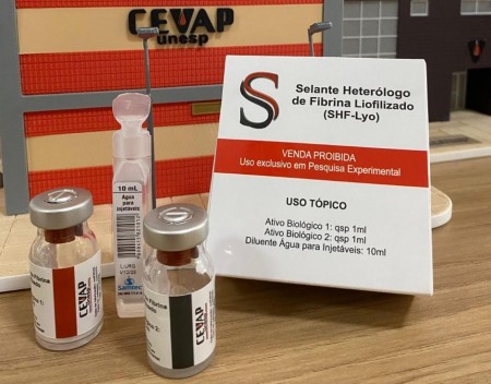 Composição associa enzima extraída do veneno da serpente cascavel com o crioprecipitado rico em fibrinogênio obtido do sangue de búfalo (Foto: Leonardo Melo/Cevap-Unesp)