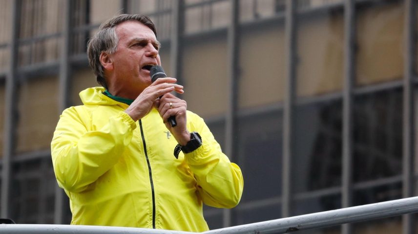 Jair Bolsonaro discursa em ato na Paulista: ex-presidente repetirá movimento no domingo (Foto: Edilson Dantas/Ag O Globo)