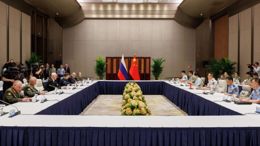 Cúpula da Organização para a Cooperação de Xangai reuniu ministros de Defesa de Irã, Rússia, China e mais 7 países membros (Foto: Ministério da Defesa da Rússia / AFP)