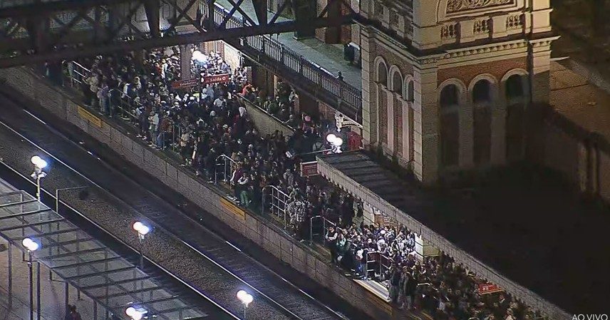 Passageiros na plataforma da Estação da Luz. (Foto: Reprodução/ TV Globo)