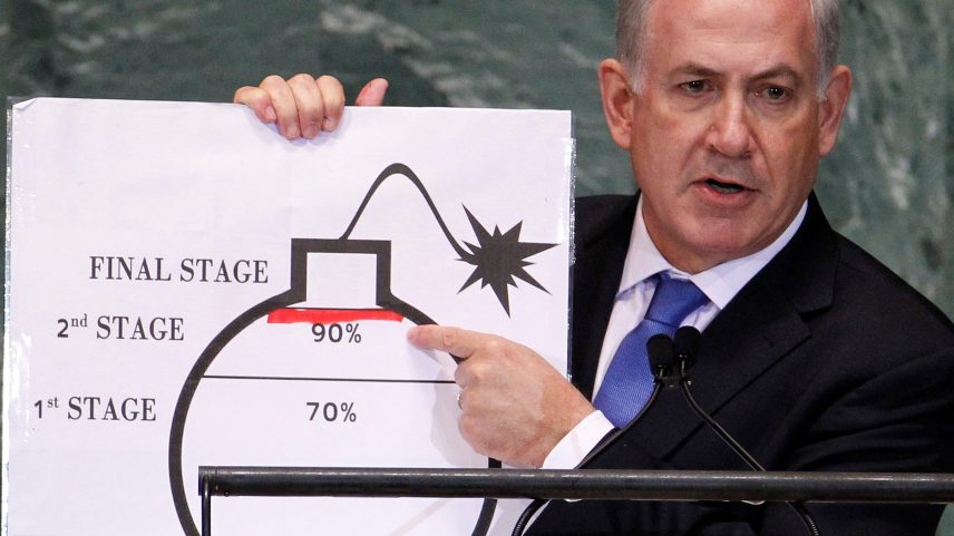 Primeiro-ministro de Israel, Benjamin Netanyahu, aponta para gráfico mostrando evolução do programa nuclear do Irã, durante assembleia da ONU, em setembro de 2012 (Foto: Lucas Jackson/Reuters)