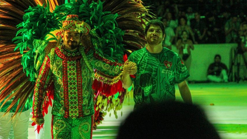 Chico Rubens Paiva, neto de Eunice Paiva, recebe homenagem para a avó no desfile do Boi-Bumbá Garantido, no Festival de Parintins (Foto: Divulgação)