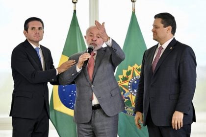 O primeiro encontro de Lula, Hugo Motta e Davi Alcolumbre após a eleição no Congresso Nacional. (Foto: EVARISTO SA / AFP)