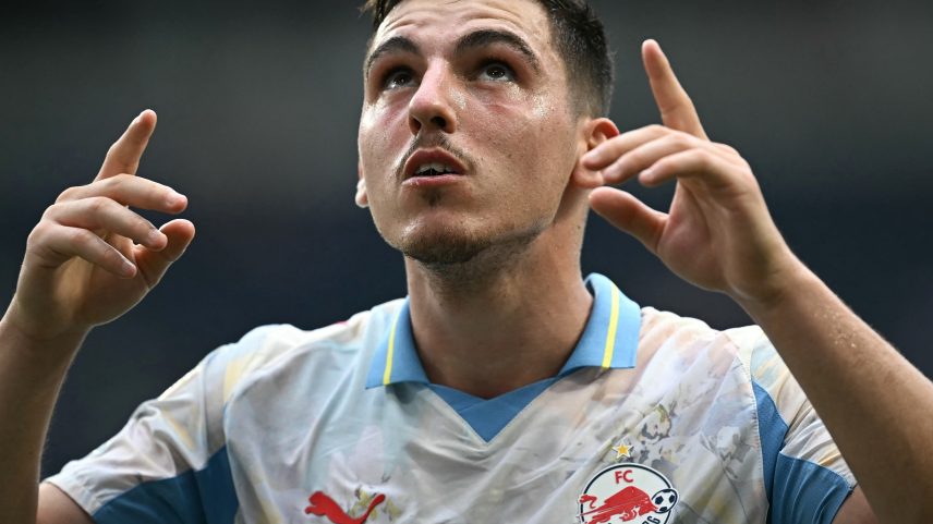 Oscar Gloukh, do Salzburg, celebra gol sobre o Pachuca em partida do Mundial (Foto: Paul ELLIS / AFP)
