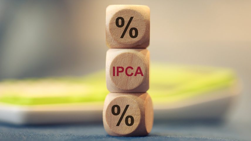 Iniciais IPCA e o símbolo de porcentagem escritos em dados de madeira. (Foto: Rmcarvalho/Getty Images)