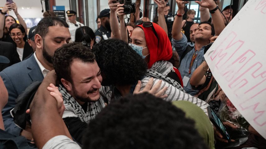 Mahmoud Khalil desembarca no Aeroporto Internacional Liberty, em Newark, após mais de três meses detido em um centro migratório nos EUA (Foto: Todd Heisler - The New York Times)