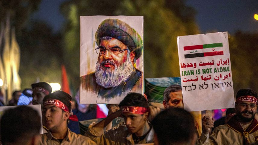 Imagem do líder do Hezbollah Hassan Nasrallah, exibida em Bagdá durante homenagens a membros da Guarda Revolucionária mortos durante ataques de Israel, em 28 de junho (Foto: Murtadha Ridha/AFP)