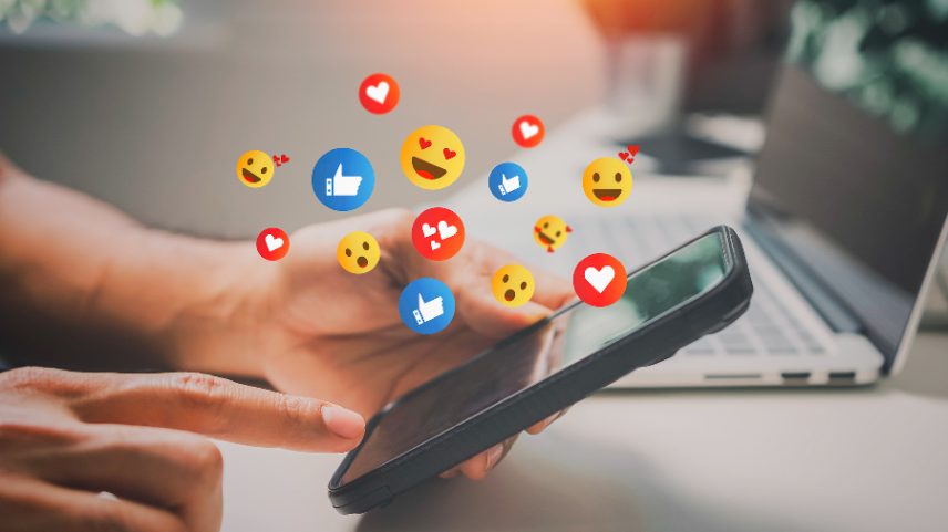 Sistemas de recomendação cruzam dados de consumo de milhões de usuários para prever interesses e moldar a experiência de navegação nas redes. (Foto: Teera Konakan/Getty Images)