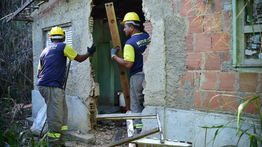 Operação demole prédios irregulares em Niterói (Foto: Prefeitura de Niterói)