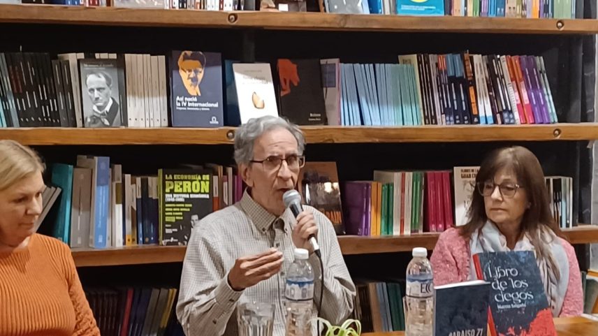 O escritor e jornalista Marcio Salgado durante lançamento de seu 'Livro dos Cegos', na versão em espanhol, na Argentina (Foto: Divulgação)