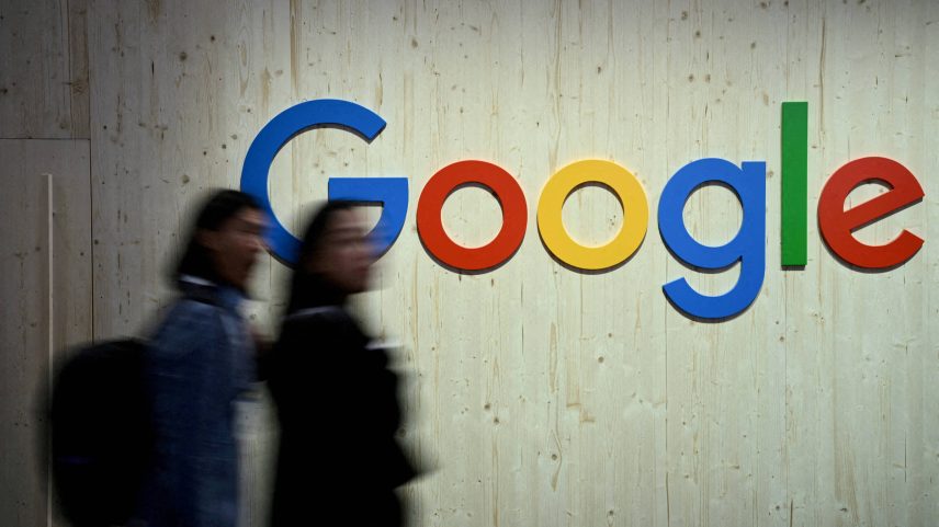 Pessoas caminham em frente a logotipo do Google em feira comercial em Hannover, na Alemanha. (Foto: Annegret Hilse/REUTERS)