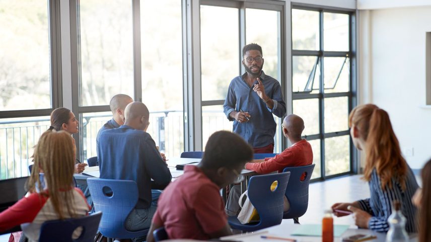 Gestão do futuro: empresas como Netflix e Tesla adotam decisões descentralizadas e adaptáveis. (Foto: Klaus Vedfelt/Getty Images)