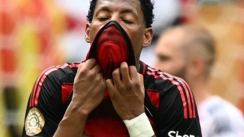 Plata se lamenta durante jogo entre Flamengo e Bayern de Munique no Mundial (Foto: CHANDAN KHANNA/AFP)