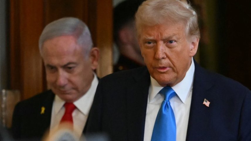 Donald Trump ao lado de Benjamin Netanyahu (Foto: ANDREW CABALLERO-REYNOLDS / AFP)