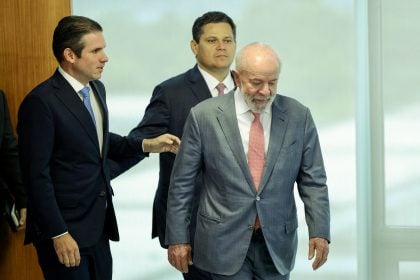 Presidente Luiz Inácio Lula da Silva (c) reunido com os presidentes do Senado, Davi Alcolumbre (d), e da Câmara dos Deputados, Hugo Motta (e) (Foto: Fabio Rodrigues-Pozzebom/Agência Brasil)