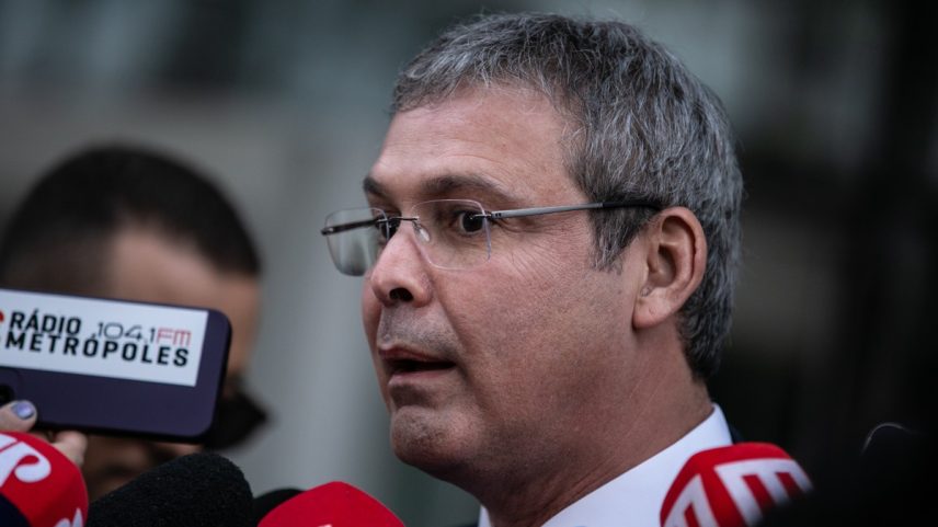 Deputado Lindbergh Farias em coletiva na Polícia Federal (Foto: Brenno Carvalho / Agência O Globo)