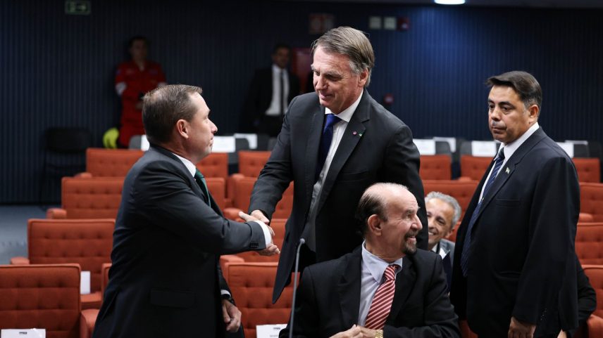 Jair Bolsonaro cumprimenta Mauro Cid durante sessão de interrogatório no STF (Foto: Ton Molina / STF)