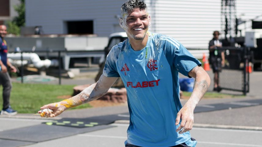 Ayrton Lucas leva 'ovada' em treino do Flamengo nos EUA (Foto: Gilvan de Souza/Flamengo)