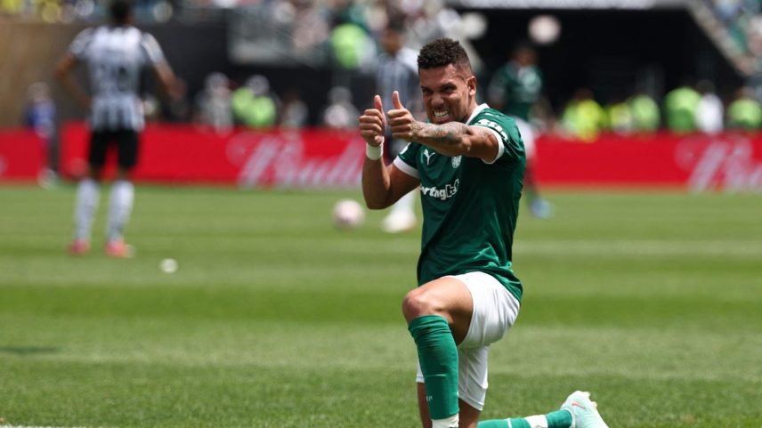 Paulinho abriu o placar no jogo entre Palmeiras e Botafogo no Mundial (Foto: FRANCK FIFE / AFP)