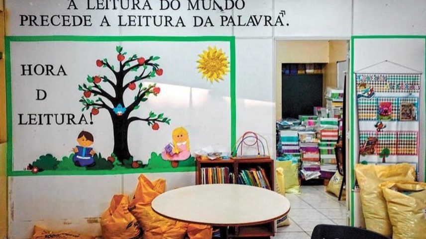 A biblioteca da Escola Estância de Planaltina, no DF, funciona em uma sala pequena, com duas mesas, estantes quebradas e livros doados (Foto: Divulgação)
