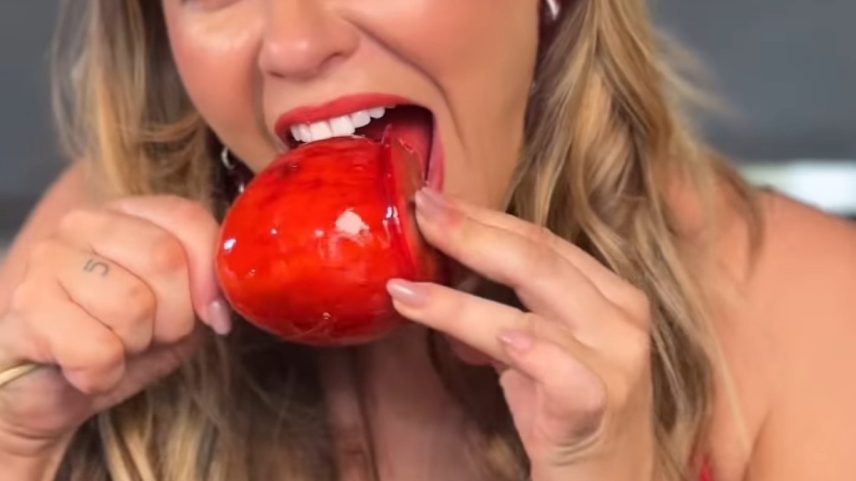 Paolla se delicia com maçã do amor (Foto: reprodução instagram)