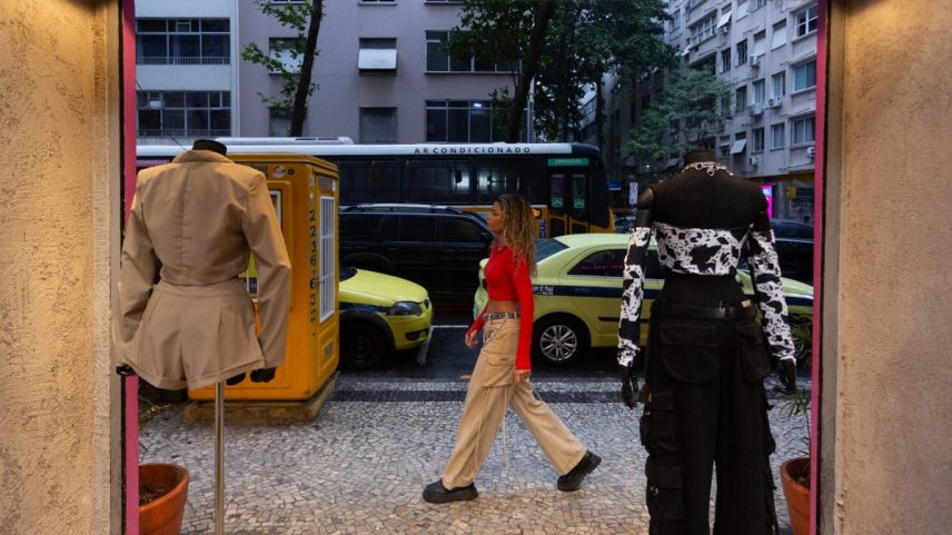 Inverno no Rio de Janeiro. Pessoas procuram vestimentas para o frio, como casacos, calças e botas. (Foto: Júlia Aguiar/ O Globo)
